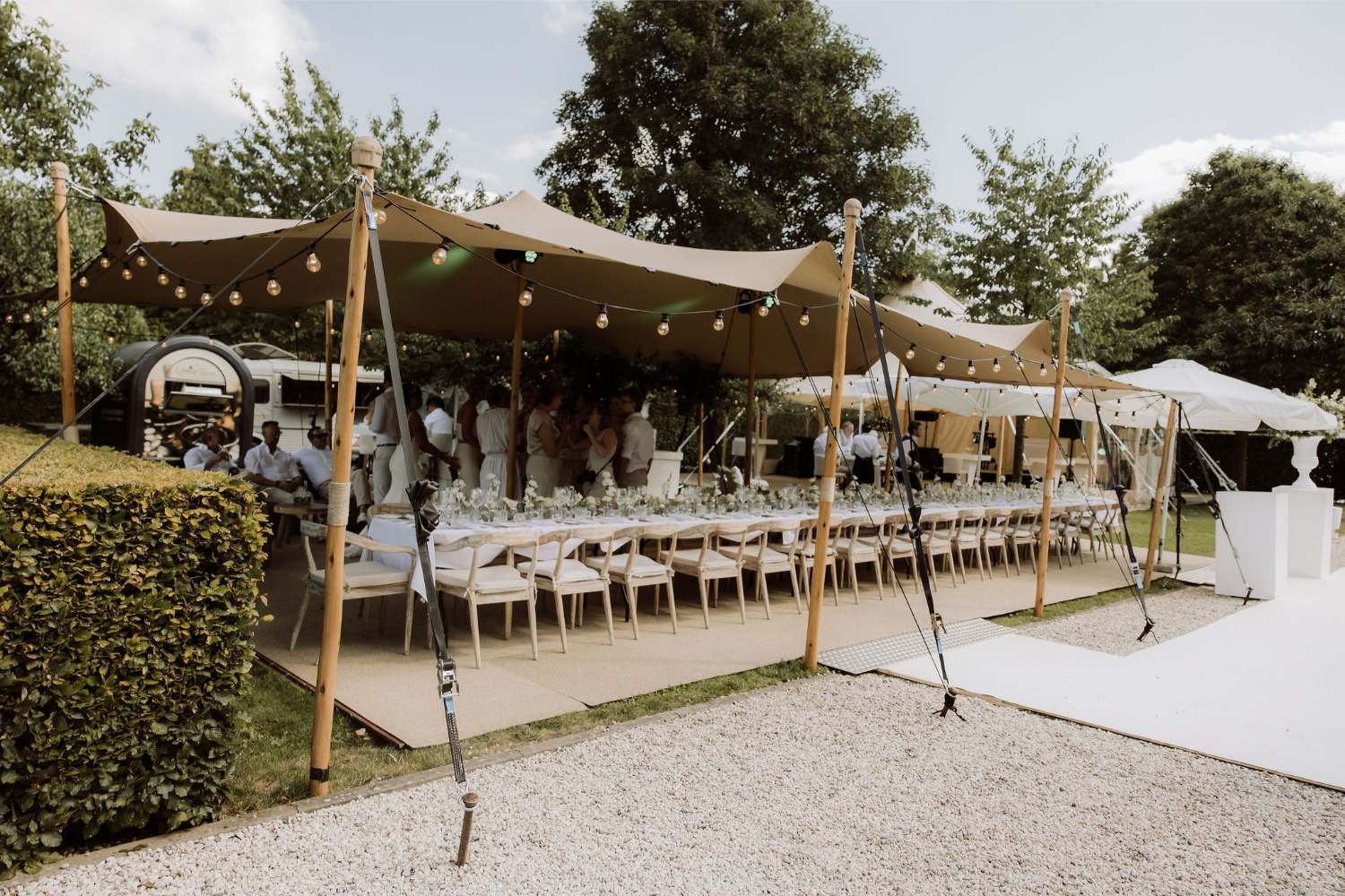 Bruidspaar viert bruiloft in eigen tuin met stijlvolle catering en aankleding door Ria Joosten Evenementen & Catering