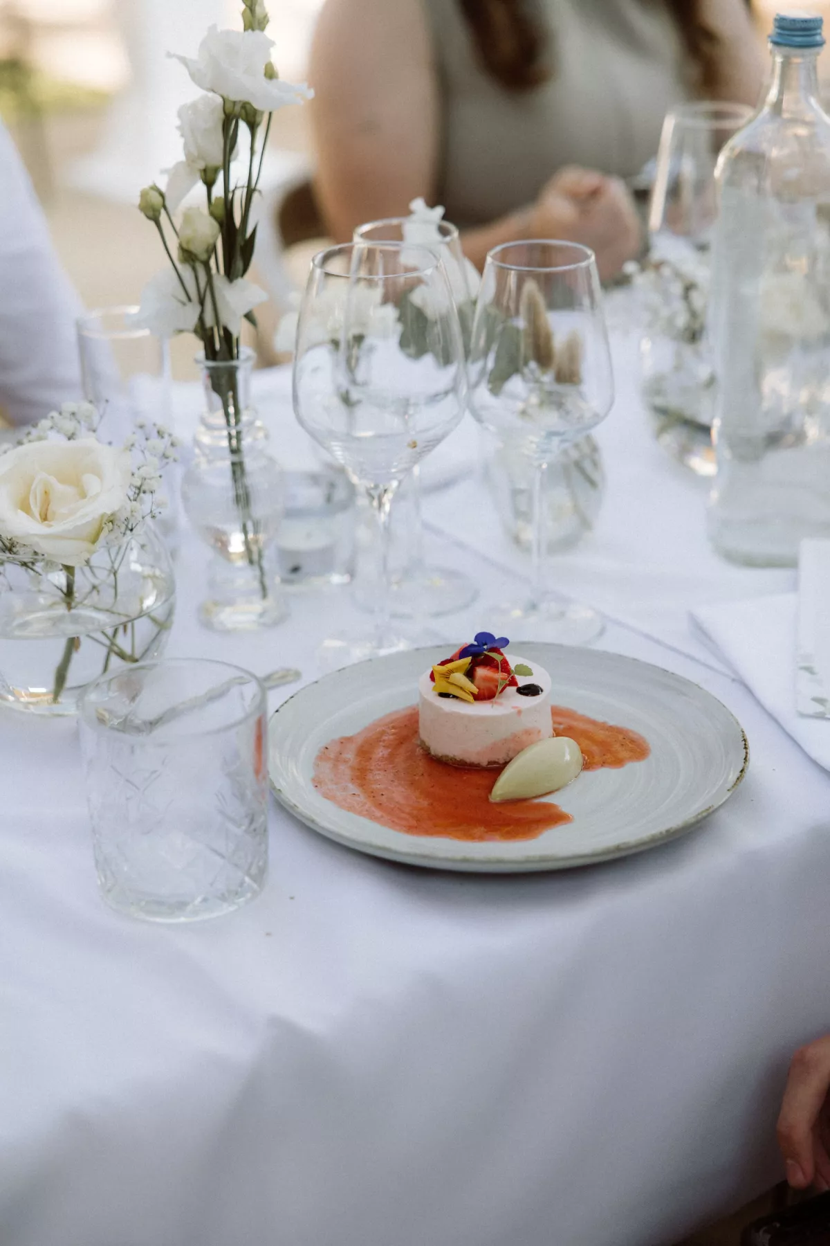 Bruidspaar viert bruiloft in eigen tuin met stijlvolle catering en aankleding door Ria Joosten Evenementen & Catering
