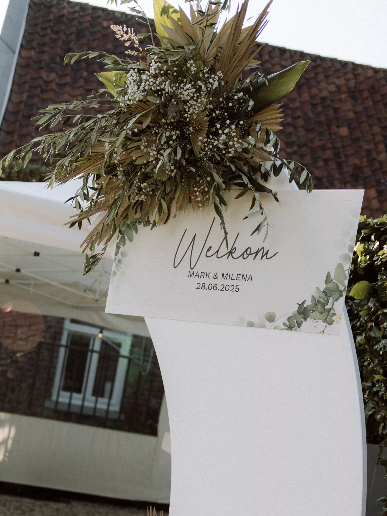 Bruidspaar viert bruiloft in eigen tuin met stijlvolle catering en aankleding door Ria Joosten Evenementen & Catering