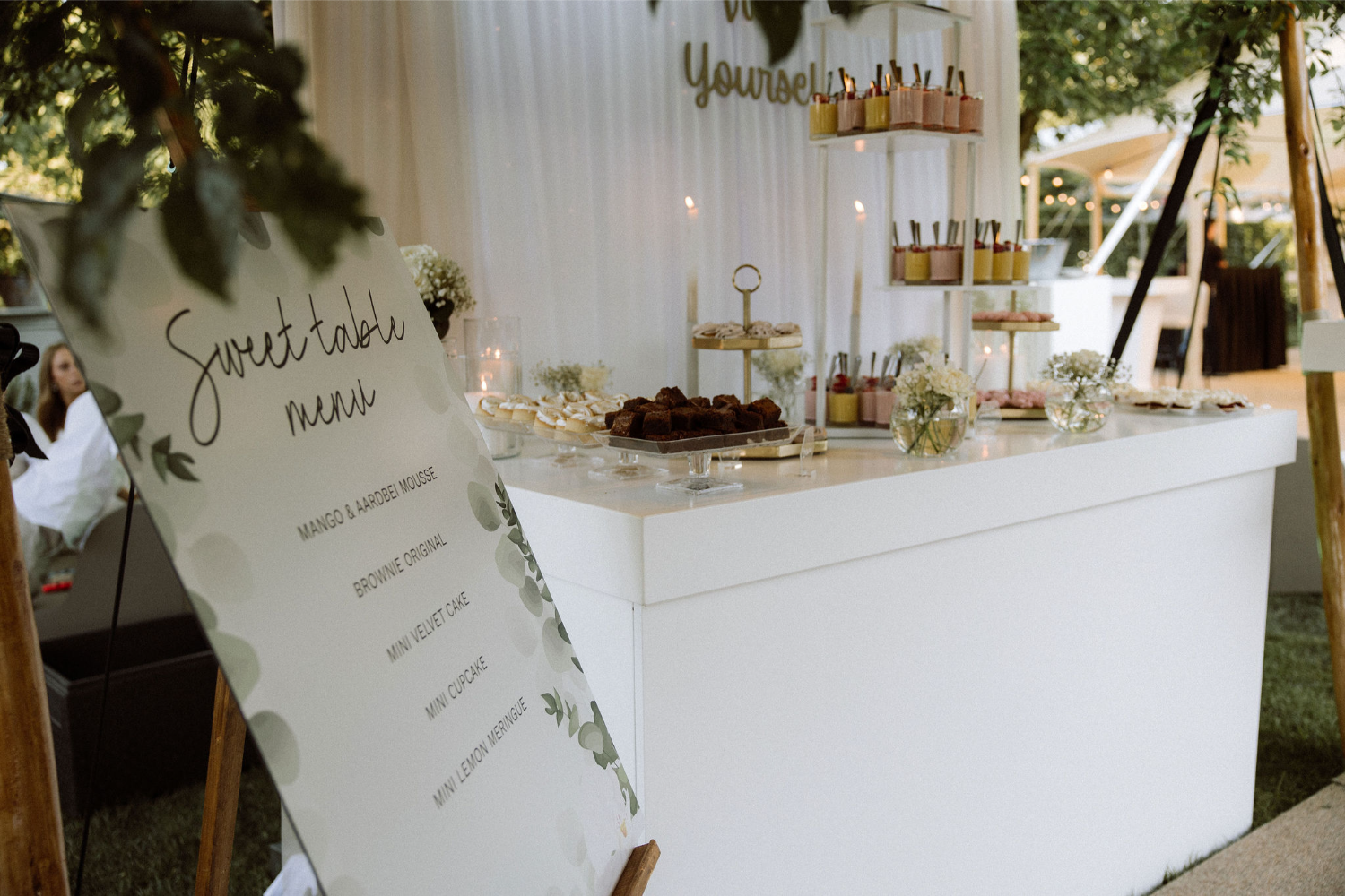 Bruidspaar viert bruiloft in eigen tuin met stijlvolle catering en aankleding door Ria Joosten Evenementen & Catering