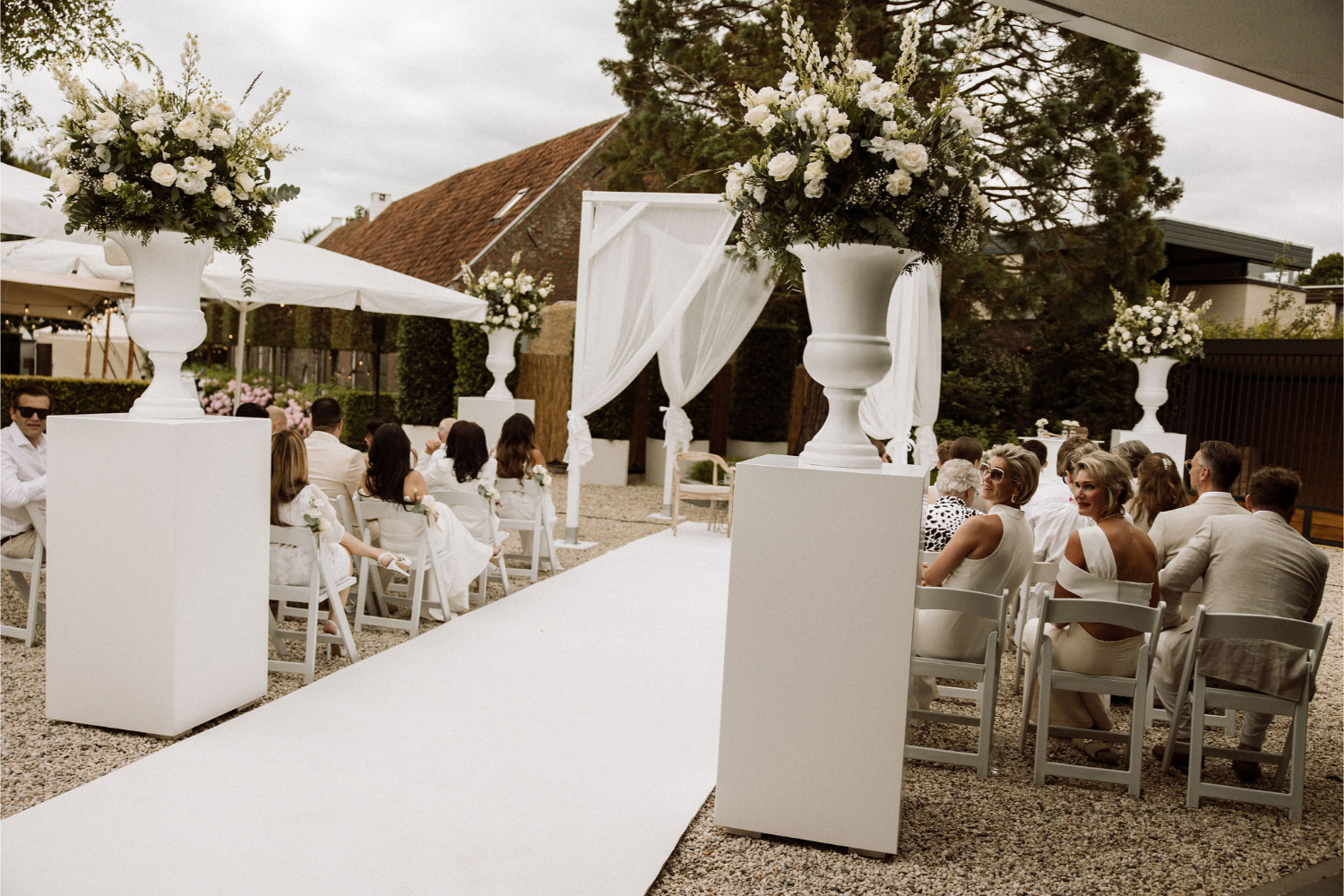 Bruidspaar viert bruiloft in eigen tuin met stijlvolle catering en aankleding door Ria Joosten Evenementen & Catering
