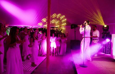 Feestavond tijdens exclusieve bruiloft met live entertainment
