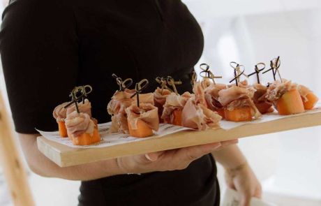 Culinaire hapjes tijdens feestavond van exclusieve tuinbruiloft