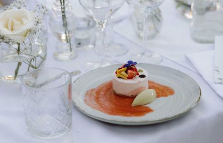 Culinaire gerechten tijdens exclusieve tuinbruiloft