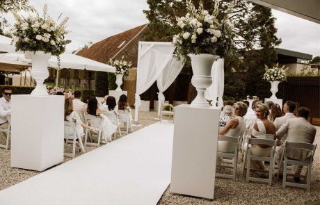 Stijlvolle ceremonie-opstelling tijdens tuinbruiloft