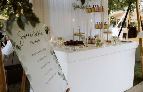 Sweet table met luxe desserts tijdens trouwfeest