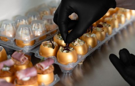 Culinaire gerechten uitgeserveerd tijdens bedrijfsjubileum