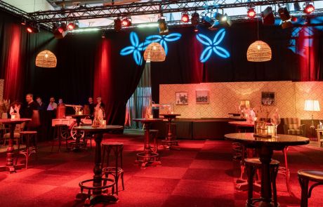 Jubileumfeest van Global Food Group in oud bruin café thema op eigen locatie