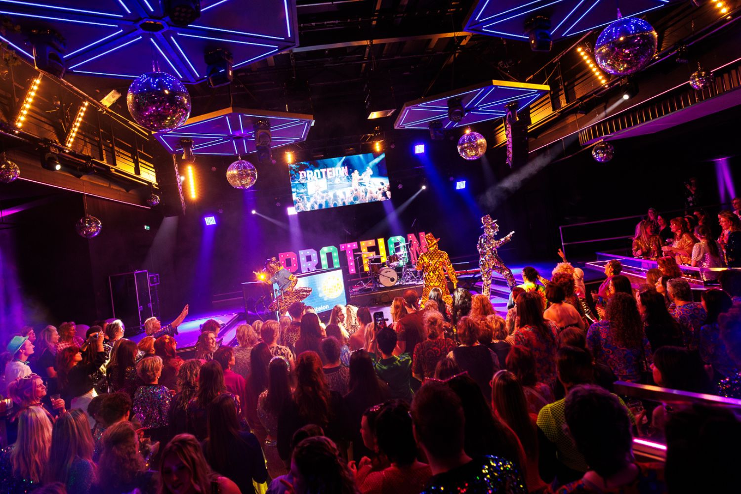 Bruisende feestavond met live entertainment tijdens een compleet verzorgd bedrijfsevenement.
