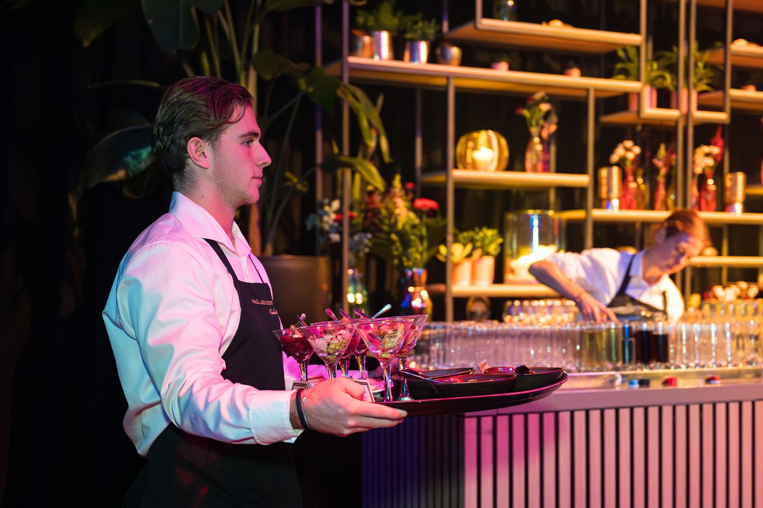 Professionele eventcatering met bediening tijdens een zakelijk evenement