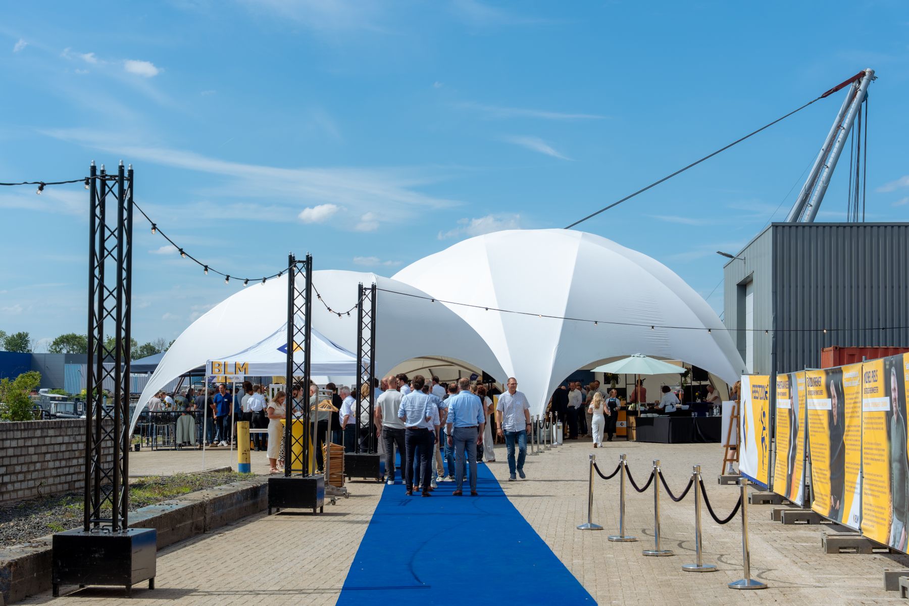 Sfeervolle dometenten en inrichting tijdens een bedrijfsfeest op eigen locatie, volledig georganiseerd door Ria Joosten Evenementen & Catering.