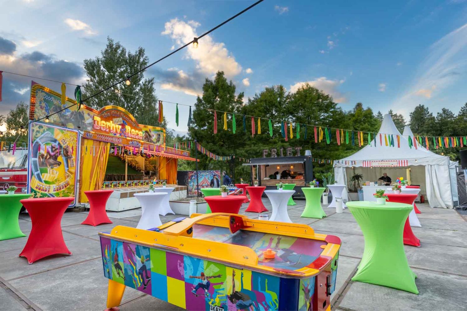 Kermisthema met attracties, foodstations en sfeervolle aankleding voor een bedrijfsfeest.