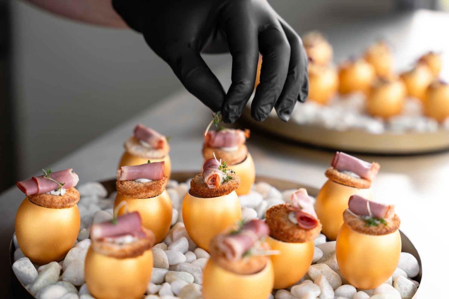 Chef werkt een luxe amuse af tijdens een exclusief evenement met live bereiding.