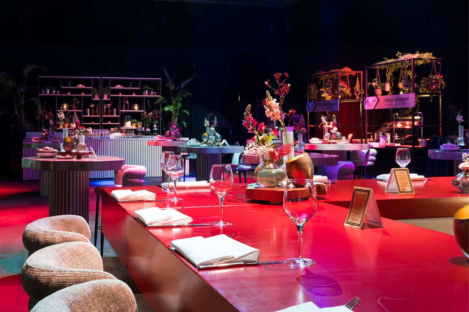 Sfeervol ingericht evenement met luxe meubilair en stijlvolle aankleding voor een zakelijk event.