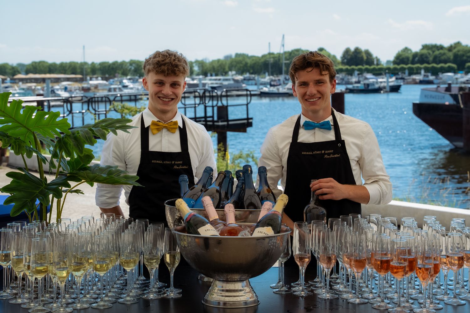 Gastvrije ontvangst door medewerkers van Ria Joosten Evenementen & Catering met champagne tijdens een exclusief evenement.
