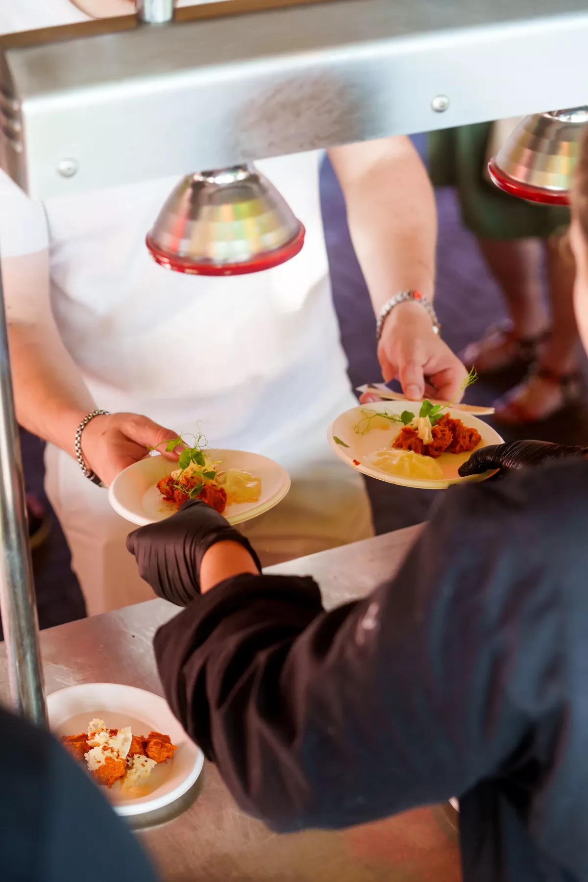 Verzorgde congrescatering waarbij verse gerechten tijdens een zakelijk evenement aan gasten worden geserveerd.