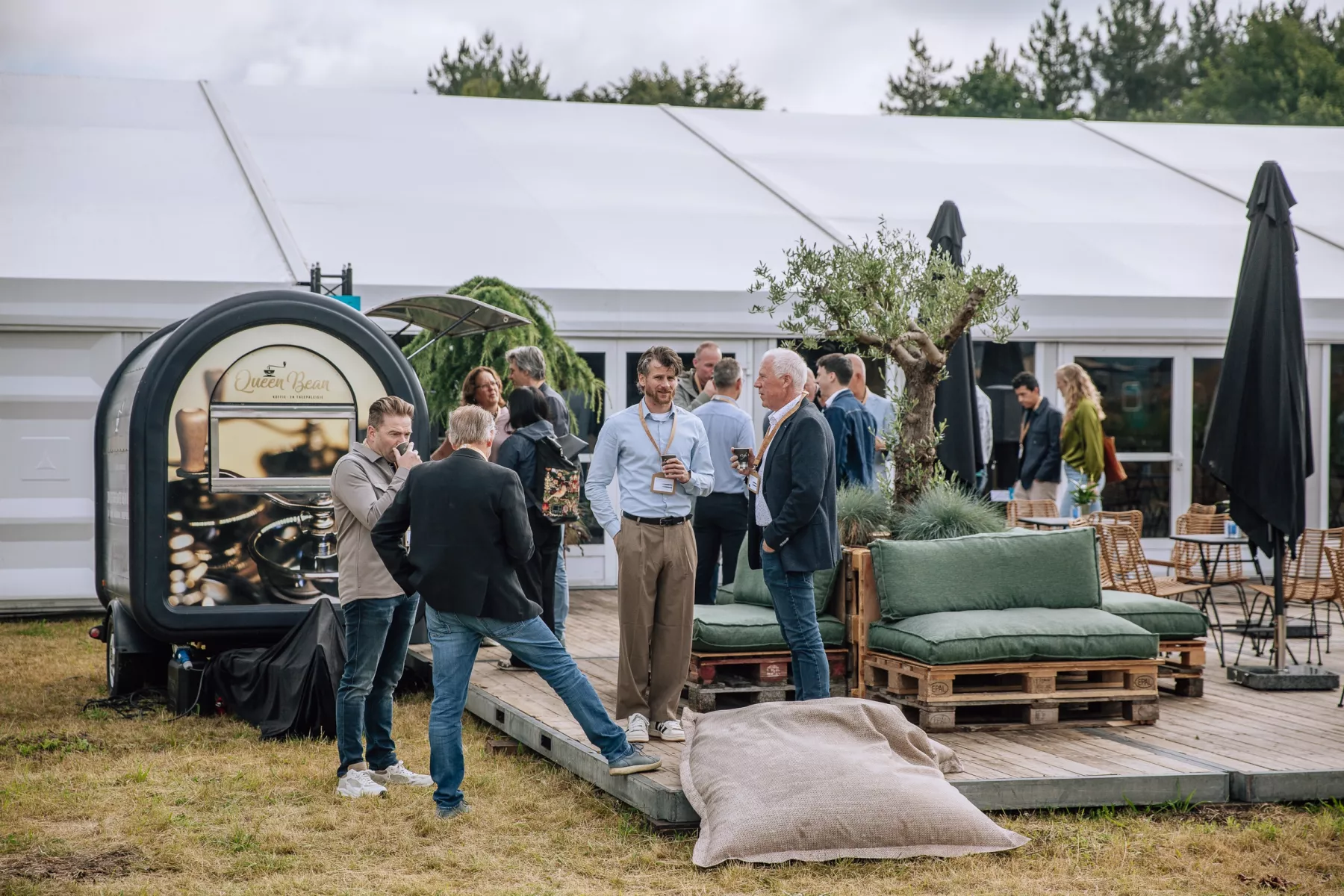 Zakelijke gasten ontmoeten elkaar en gaan in gesprek tijdens een sfeervol netwerkevent.
